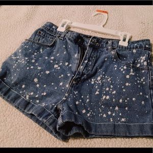 High-waisted denim shorts with bleach splatter